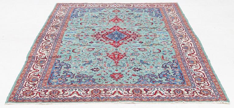 Matta, Oriental ca 285 x 185 cm.
