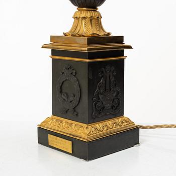 Bordslampa, empirestil, samtida.