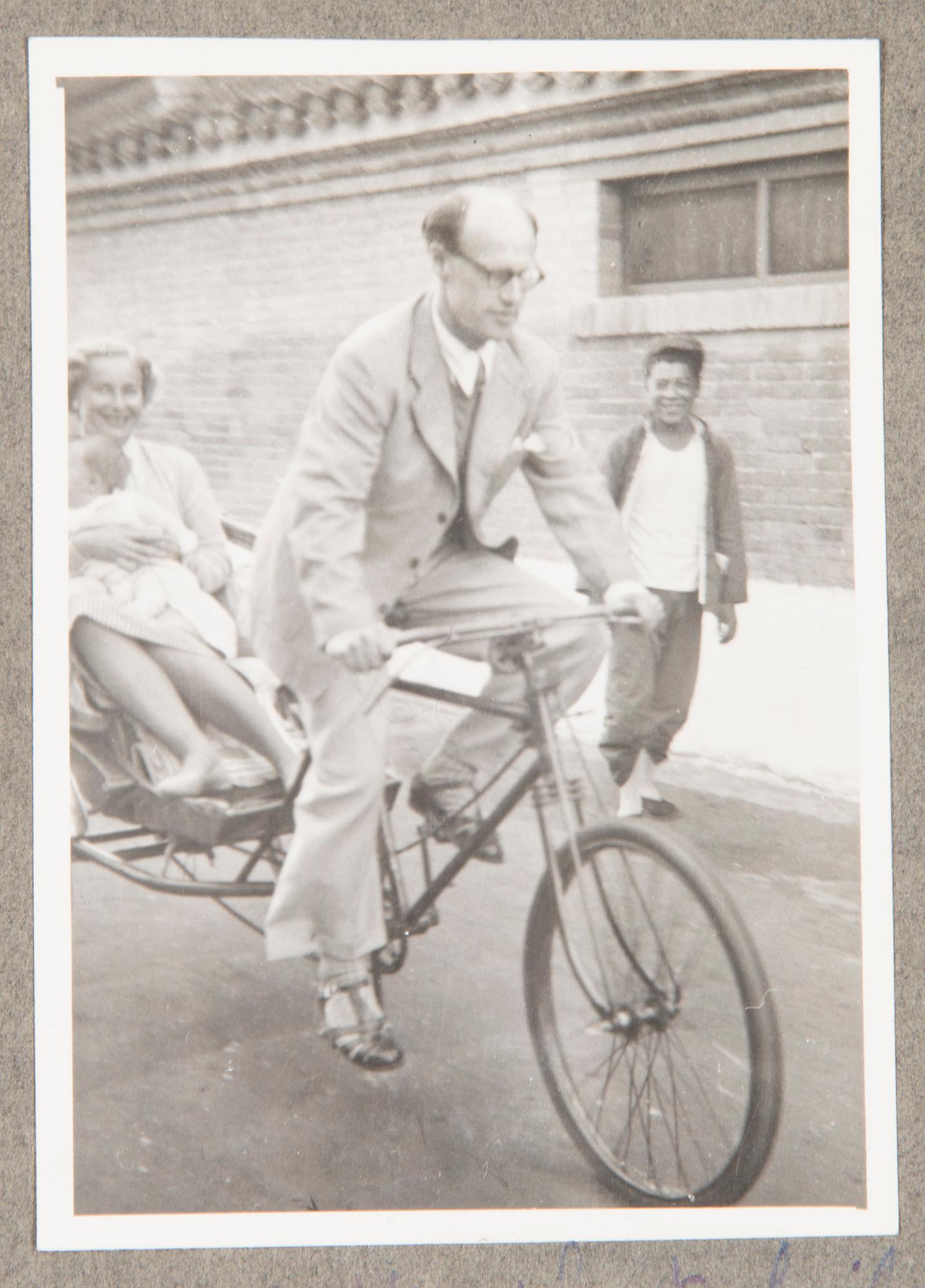MÅLNING av XU BEIHONG (1895-1953). Hästar, signerad samt daterad med sigill.