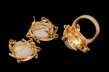 RING och ÖRHÄNGEN ett par. 18k guld med briljantslipade diamanter tot ca 0,60 ct samt halvpärlor. Vikt tot ca 25 g.