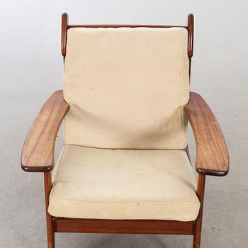 AN EASY CHAIR FROM THE MID 20TH CENTURY.