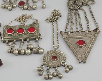 PARTI SMYCKEN, 12 delar, vitmetall samt färgade glaspärlor, 1900-tal.