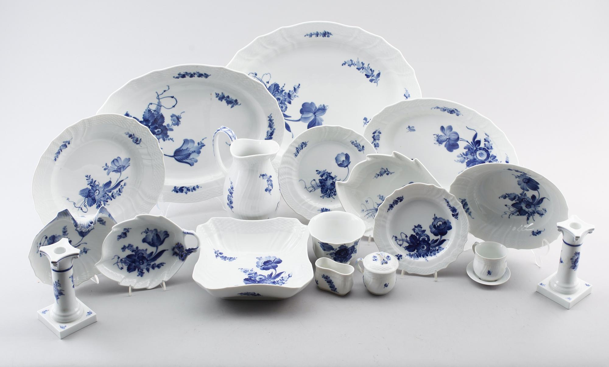 MATSERVIS, 68 delar, porslin, "Blå Blomst", Royal Copenhagen.