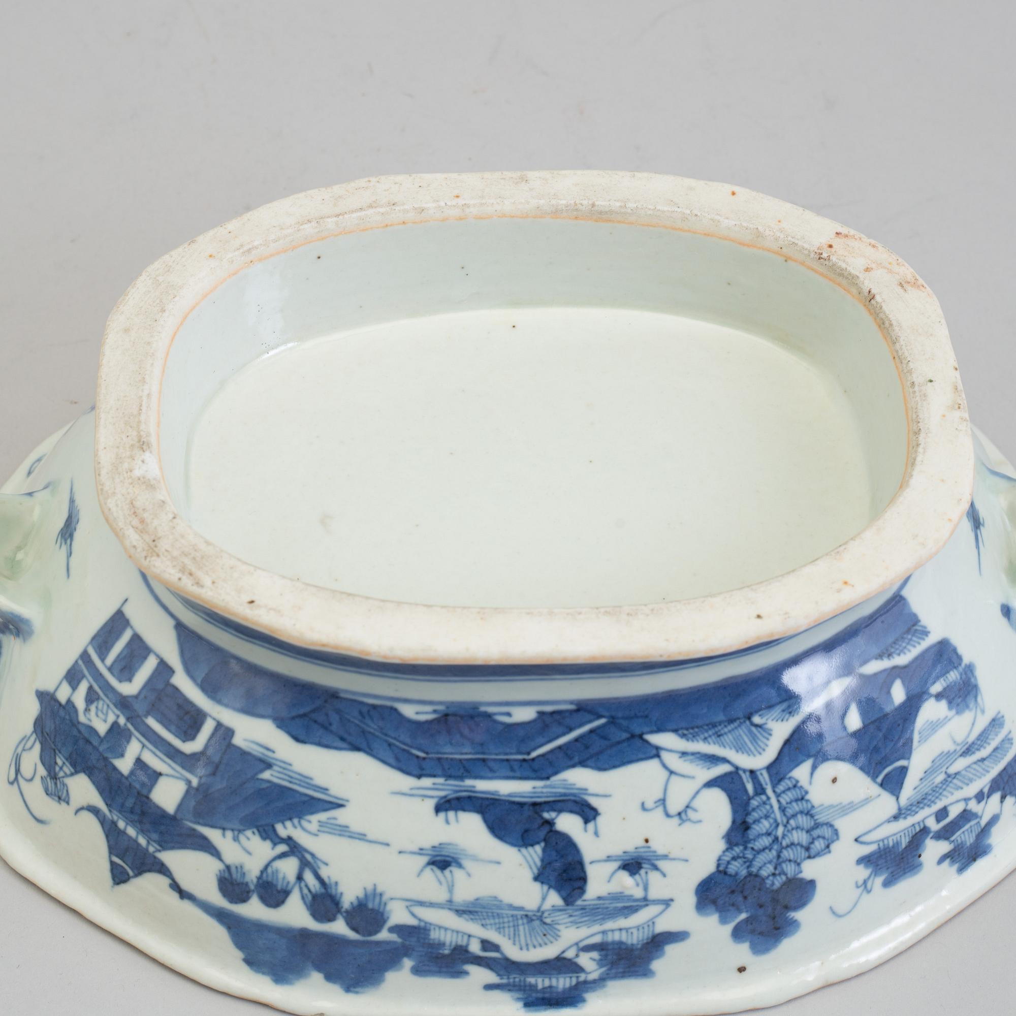 TERRIN med LOCK samt FAT, kompaniporslin. Kina, Qingdynastin, Jiaqing (1796-1820).