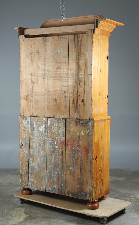 SKÅP, sk. "kronskåp". Allmoge, 1800-tal.