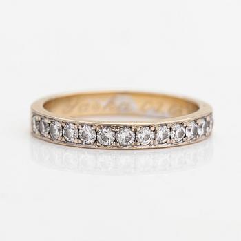 An 18K gold ring with diamonds ca. 0.39 ct in total.