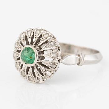 Ring 18 vitguld med en cabochonslipad smaragd och rosenslipade diamanter.
