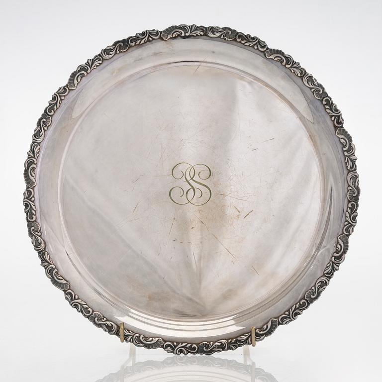 A silver cake server, and a silver platter, silver, J. E. Fagerroos, Helsinki 1874 and Kultakeskus, Hämeenlinna 1956.