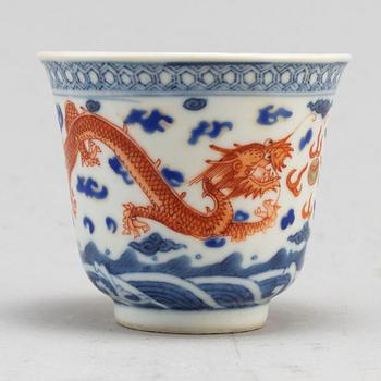 A Chinese iron-red and blue and white cup, early 20th century.