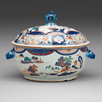 A large imari-verte tureen with cover, Qing dynasty, Qianlong (1736-95).