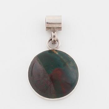 CECILIA JOHANSSON, Göteborg, 1983, a cabochon cut bloodstone pendant.