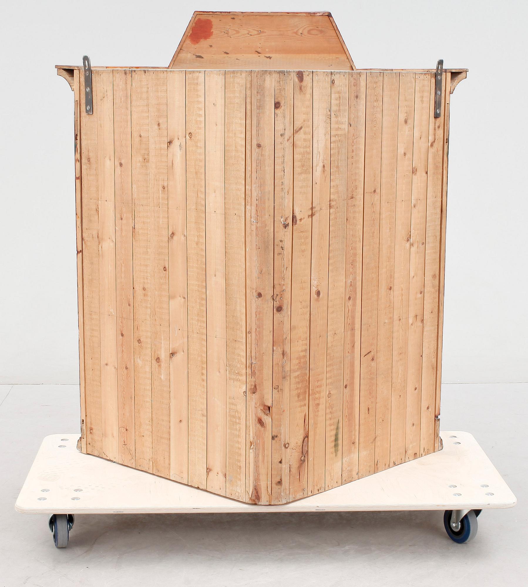 VÄGGHÖRNSKÅP, dat 1905.