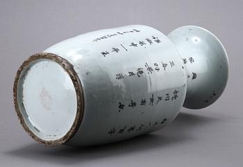 URNA samt PENSELSTÄLL, porslin, Kina, 1800/1900-tal.