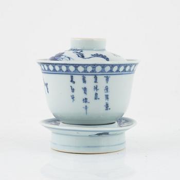 A blue and white Chinese cup with cover and stand, Qing dynasti, 19th century.