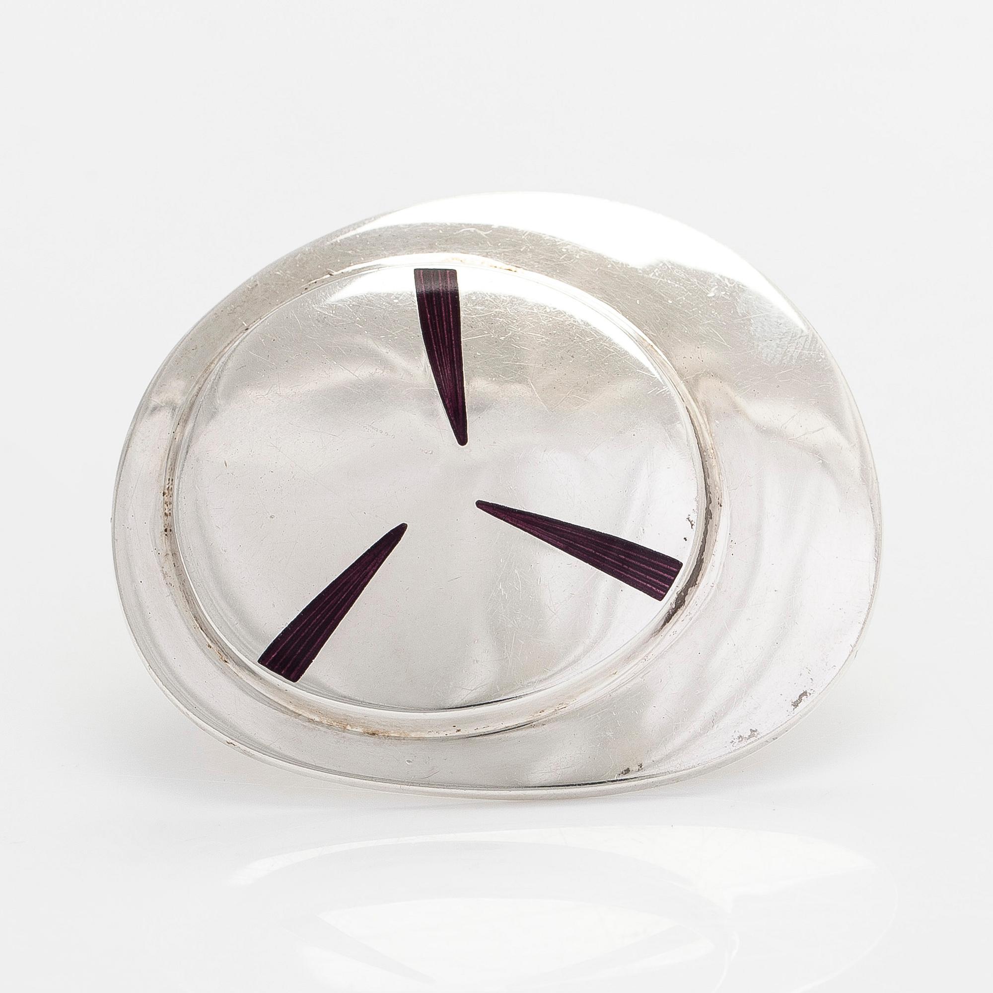 Juhani Linnovaara, riipus/rintaneula, sterlinghopeaa ja emalia, "Dyckia", Lapponia 1975.