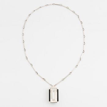 Wiwen Nilsson, hängsmycke sterlingsilver med fasettslipad bergkristall och onyx, Lund 1940.