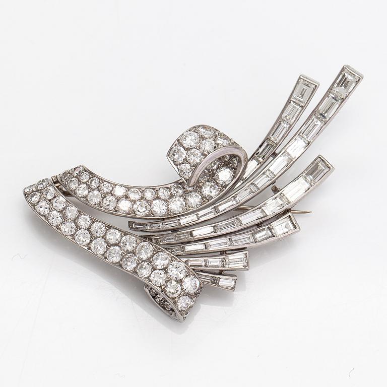 A platinum brooch with diamonds ca. 5.00 ct in total.