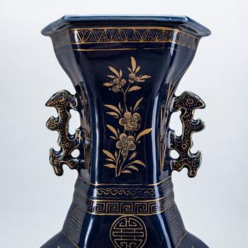 A blue vase, Qing dynasty, 19th Century.