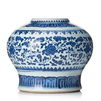 1092. A blue and white jar, Qing dynasty, 19th Century.