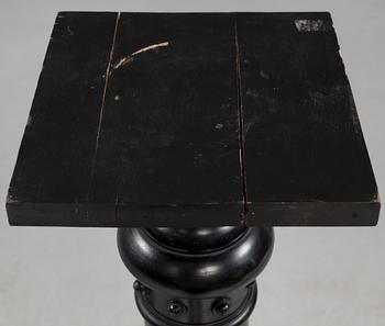 PIEDESTALER, ett par, nyrenässans, 1800-talets slut.