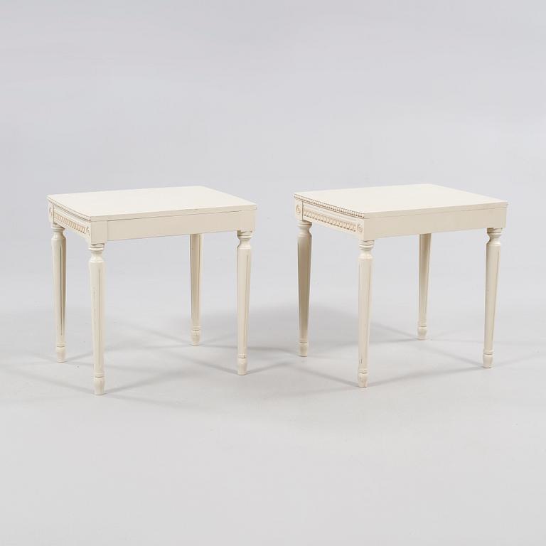 SÄNGBORD, ett par, gustaviansk stil, 1900-talets andra hälft.