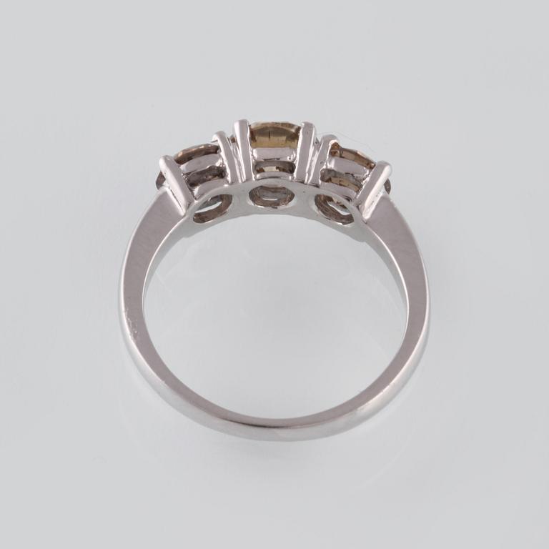 RING, 18K vitguld med 3 briljantslipade diamanter ca 2.41 ct. Vikt 4,7 gram.