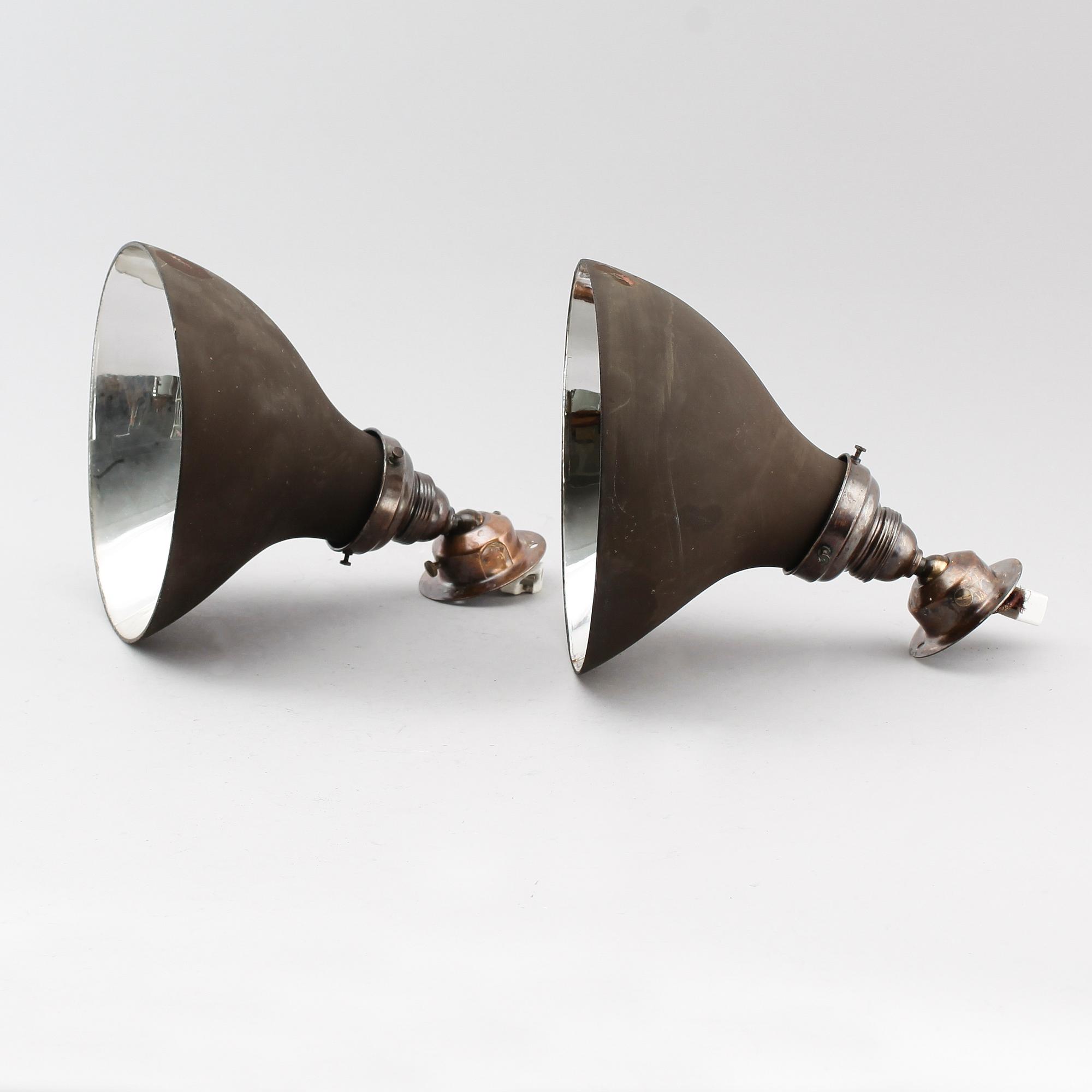 INDUSTRILAMPOR, 2 st, 1900-talets första hälft. Höjd ca 20 cm.