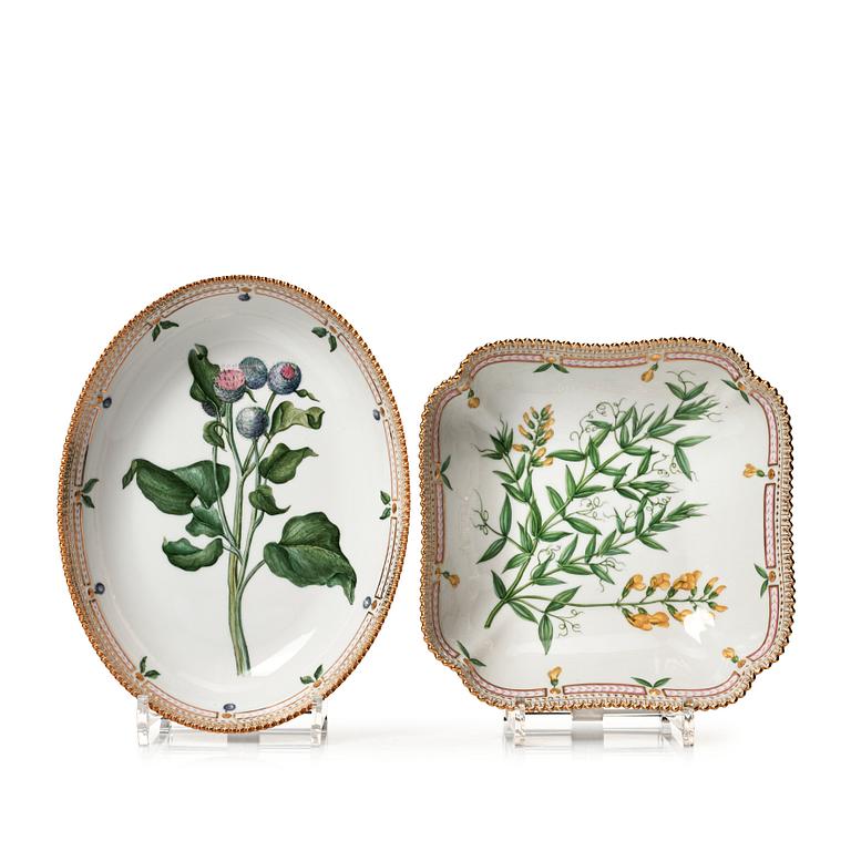 Skålfat, två stycken, porslin. Royal Copenhagen, "Flora Danica", Danmark, 1900-tal.