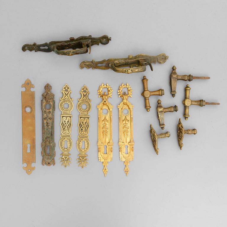 SAMLING DÖRRBESLAG, mässing och brons, mestadels 1800-tal.