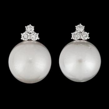 A pair of cultured South sea pearl, 17.5 resp 18 mm. and brilliant cut diamonds, tot. 0.90 cts.