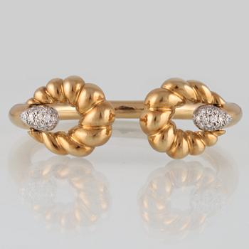 ARMRING, 18K guld samt åttkantslipade diamanter. Vikt 40,5 gram.