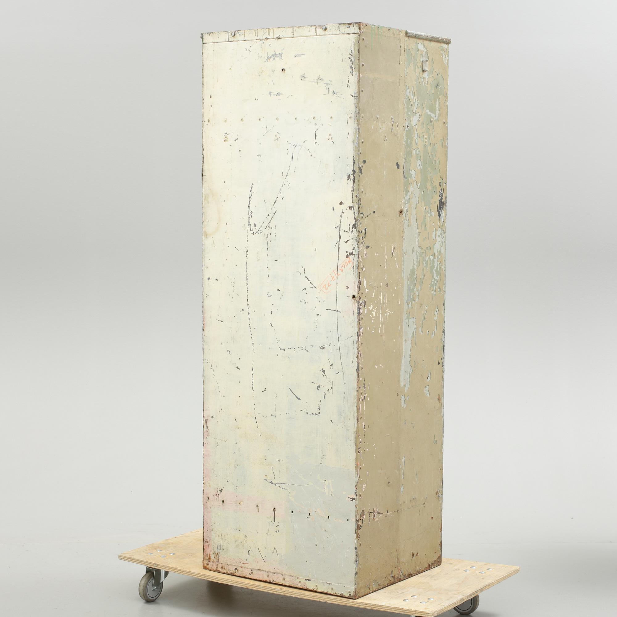 INDUSTRISKÅP / KLÄDSKÅP, 1900-talets mitt.