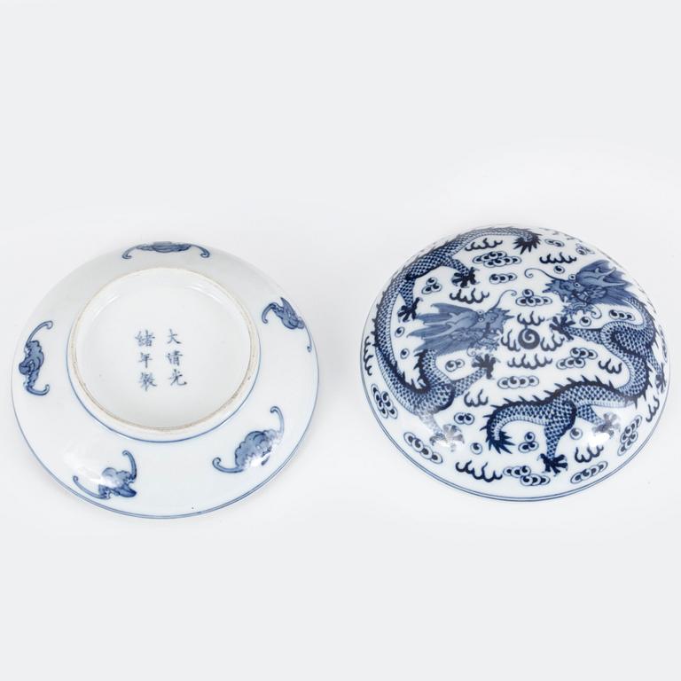 ASK MED LOCK. Porslin, Kina.