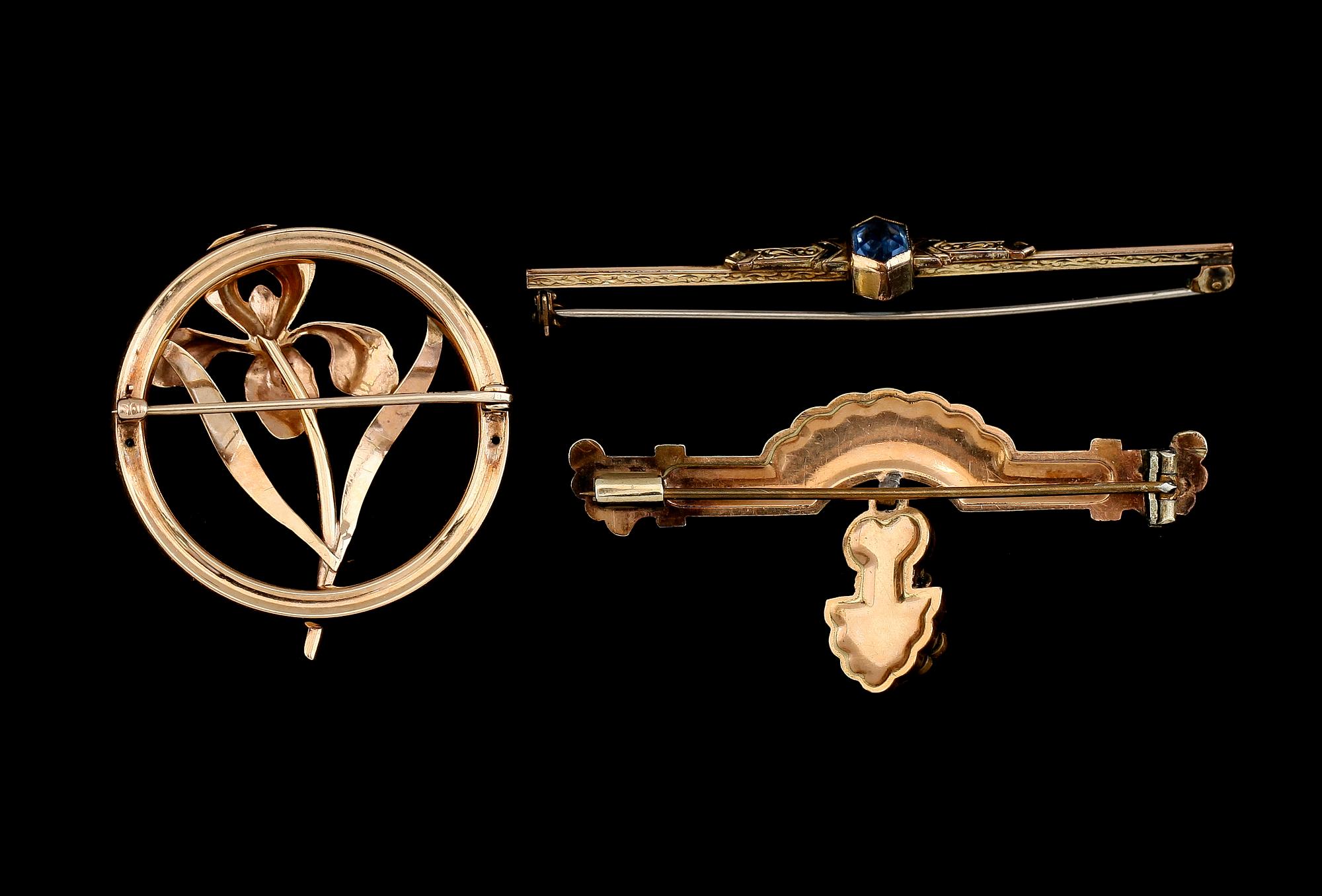 BROSCHER, 3 st, 10K guld och förgylld metall, 1900-talets första hälft.