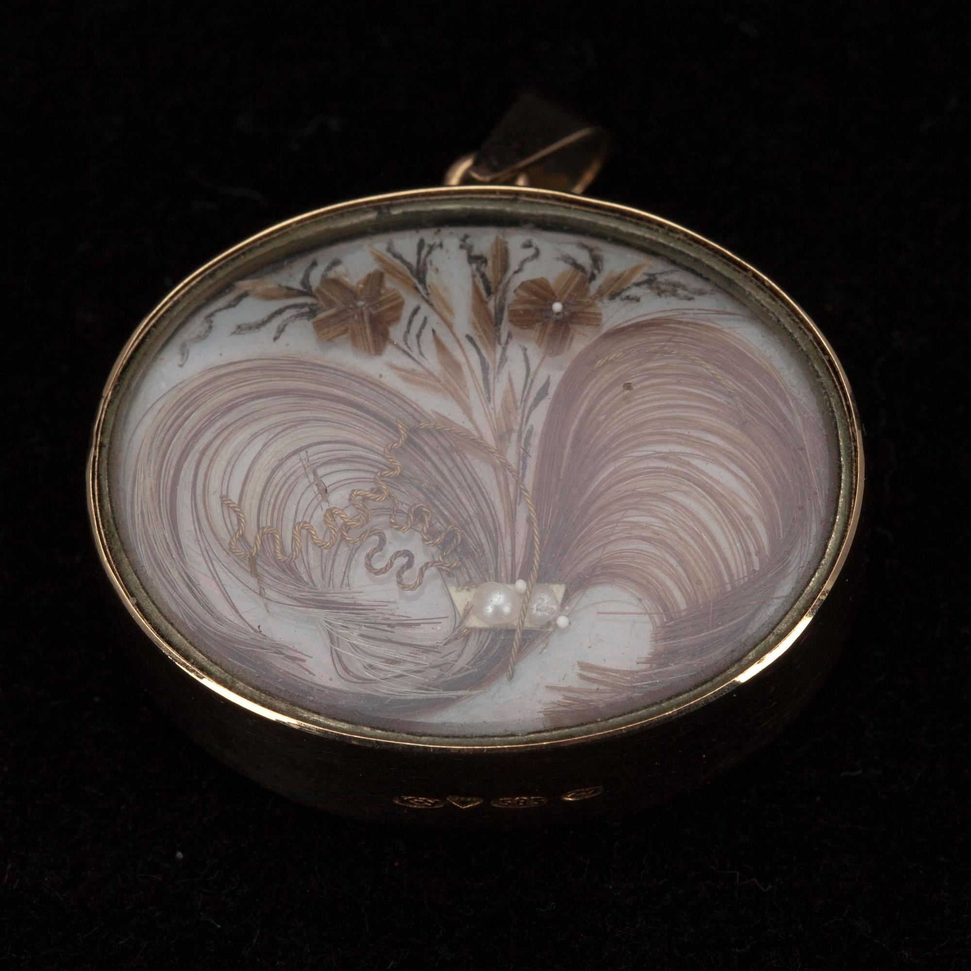 RIIPUS, kultaa 14K, hiustyö, 1800-luvun loppu. Suomalaiset tuontileimat 1977. Paino yht. 10,5 g.