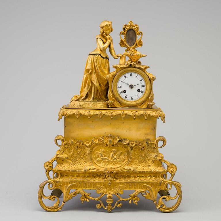 A mantel clock, second half of the 20th century.