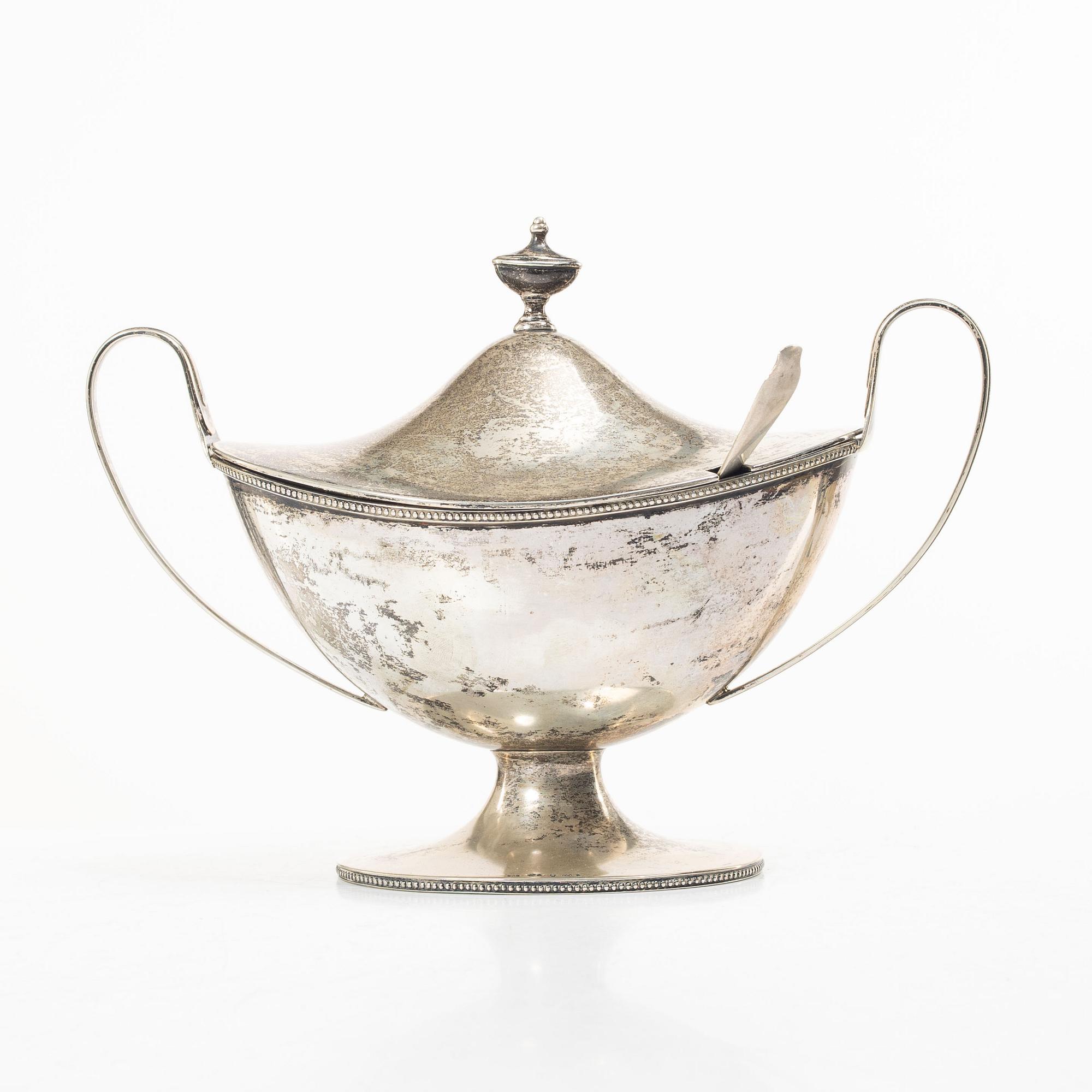 Guldsmedsaktiebolaget (GAB), Sockerskål, silver, gustaviansk stil, 1920, samt sked, MGAB, 1941.