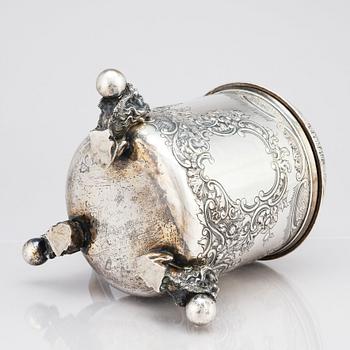 CG Hallberg, dryckeskanna, delvis förgyllt silver, Stockholm 1916. Barockstil.