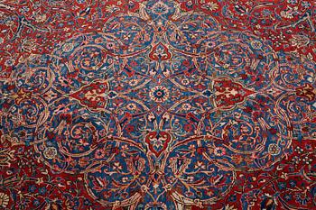 A CARPET, a semi-antique Kashan, ca 443,5 x 314,5 cm.