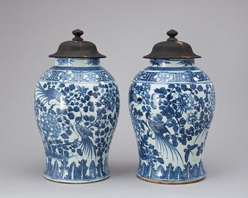 A pair of large blue and white jar. Late Qing dynasty 20th century.
