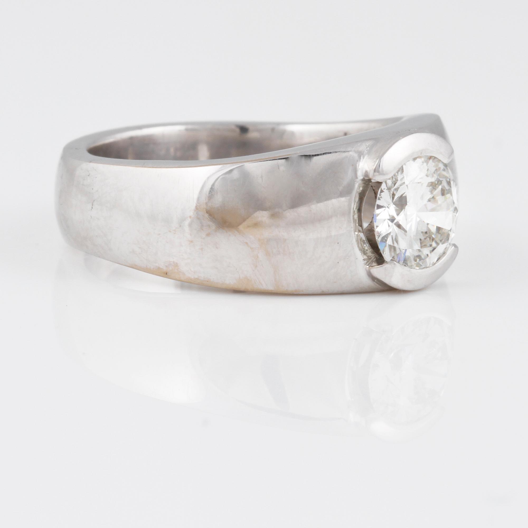 RING, 18K vitguld med briljantslipad diamant 1.08 ct. Vikt 14,8 gram.