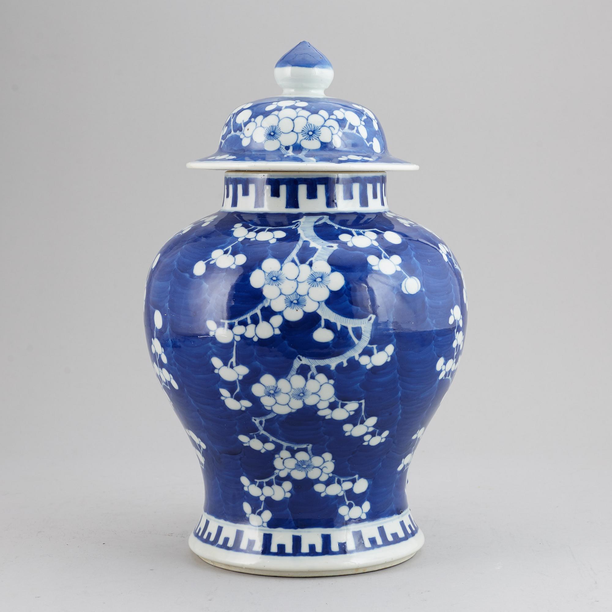 A blue and white jar cover, Qing dynasty, first half of 20th Century.
