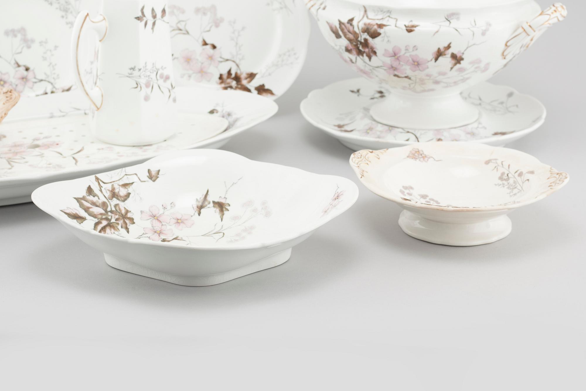 98 pieces of earthenware tableware from Rörstrand, model "Risa", produced between 1888- 1908.
