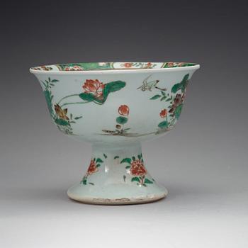 SKÅL på FOT, porslin. Qingdynastin, Kangxi (1662-1722).