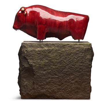 98. Ulla & Gustav Kraitz, a stoneware sculpture of a bull, Förslöv, Sweden, on a diabase pedestal.