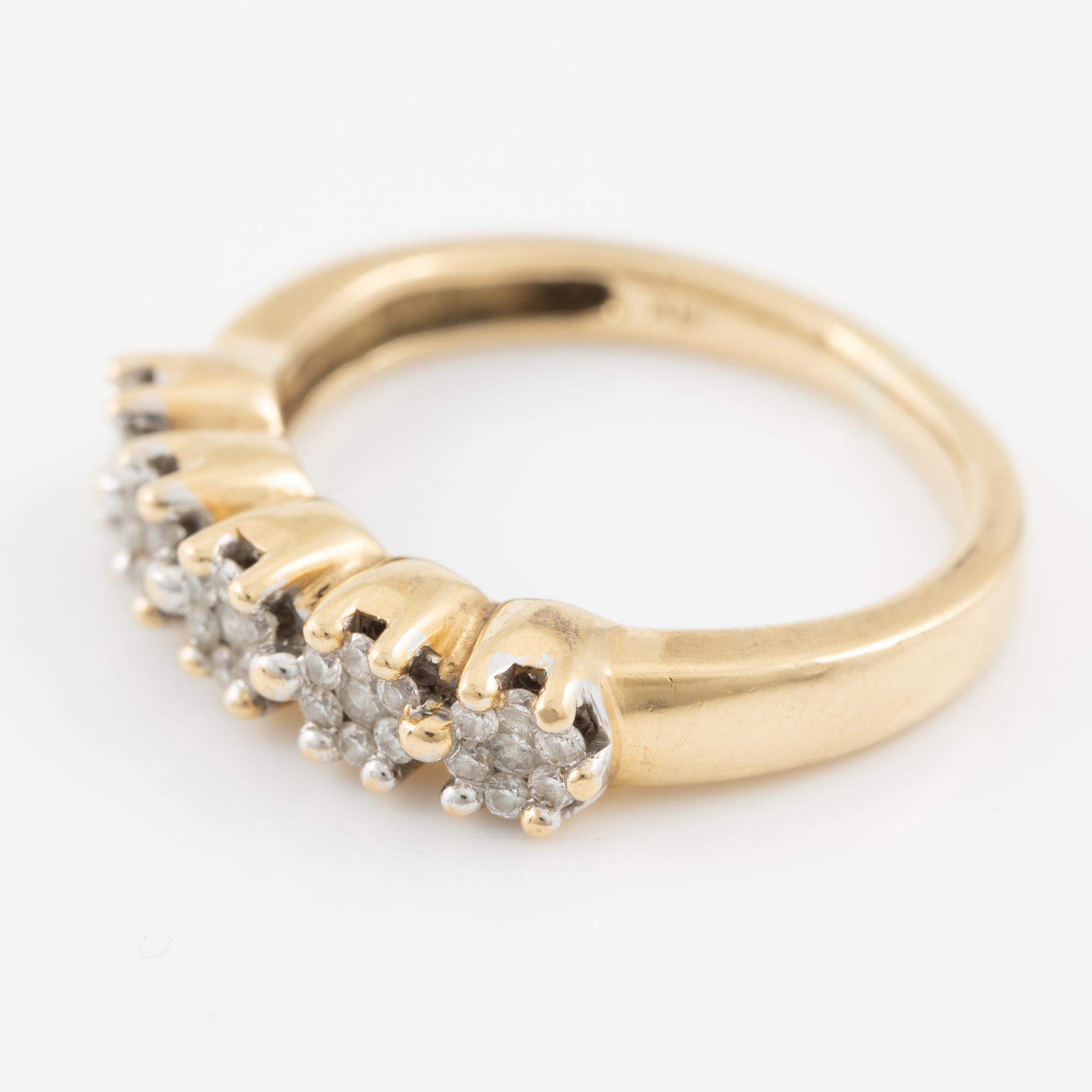 Ring in 18K gold set with small brilliant-cut diamonds.