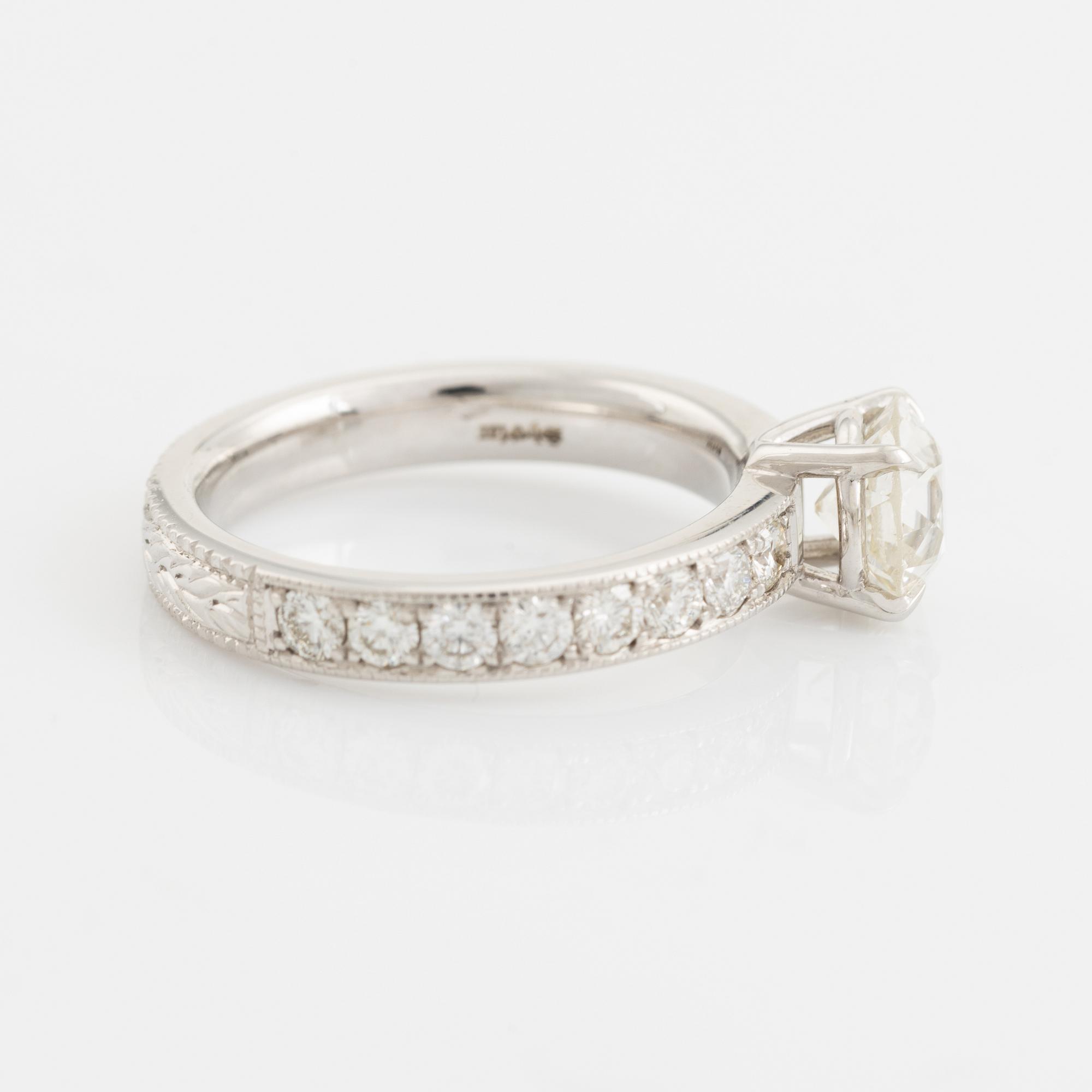 Ring med gammalslipad diamant.