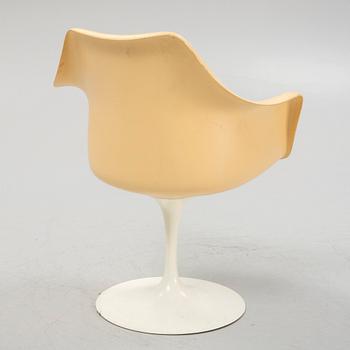 Eero Saarinen, fyra stolar, "Tulip", Knoll International, samt ett bord.