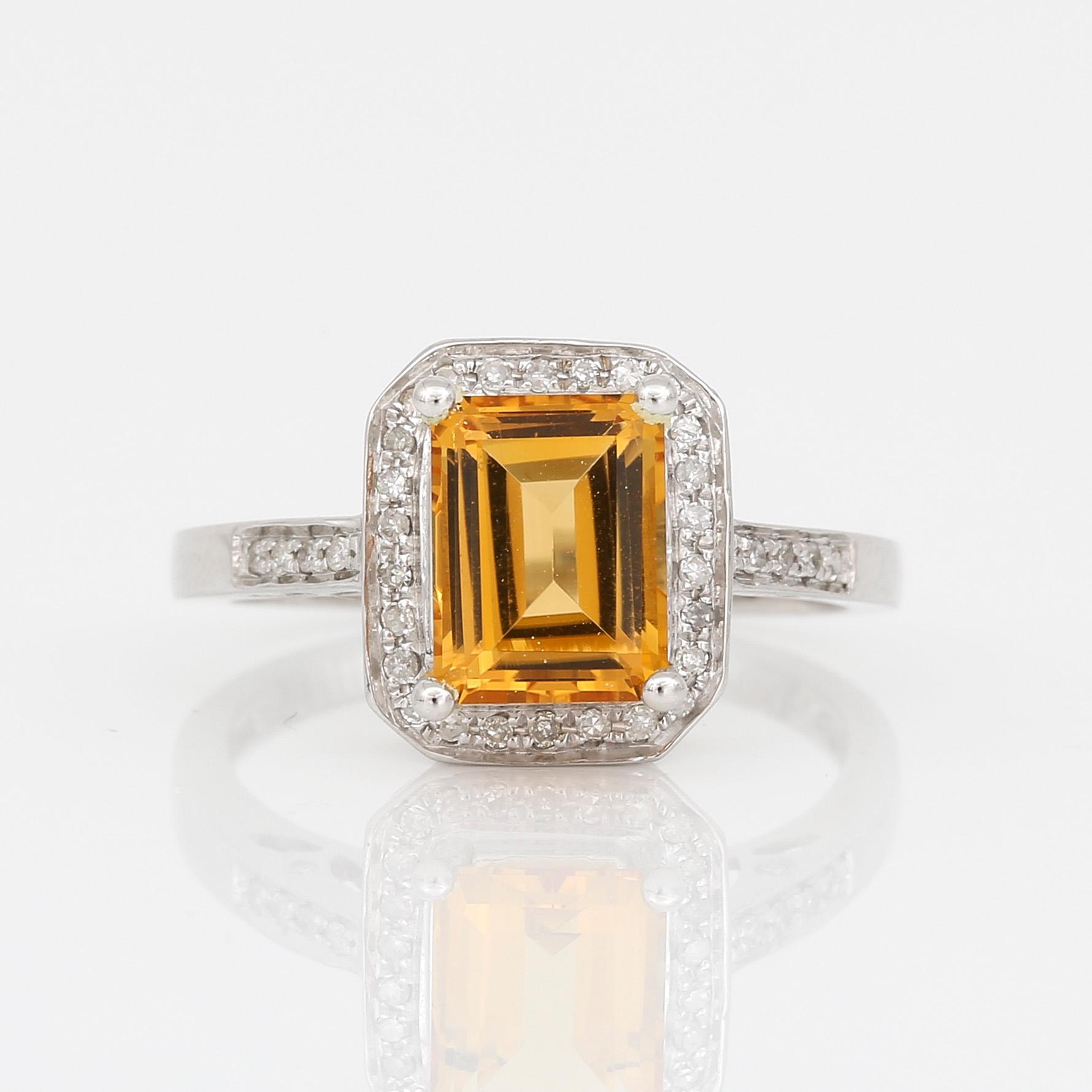 RING, 14K vitguld med trappslipad citrin, ca 1,64 ct, och åttkantslipade diamanter. Total vikt ca 3,59 g.