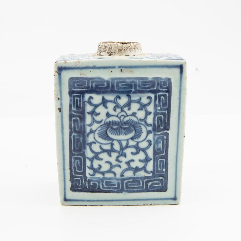 Table lamp (vase) and tea caddy. Late Qing dynasty, late 19th century porcelain.